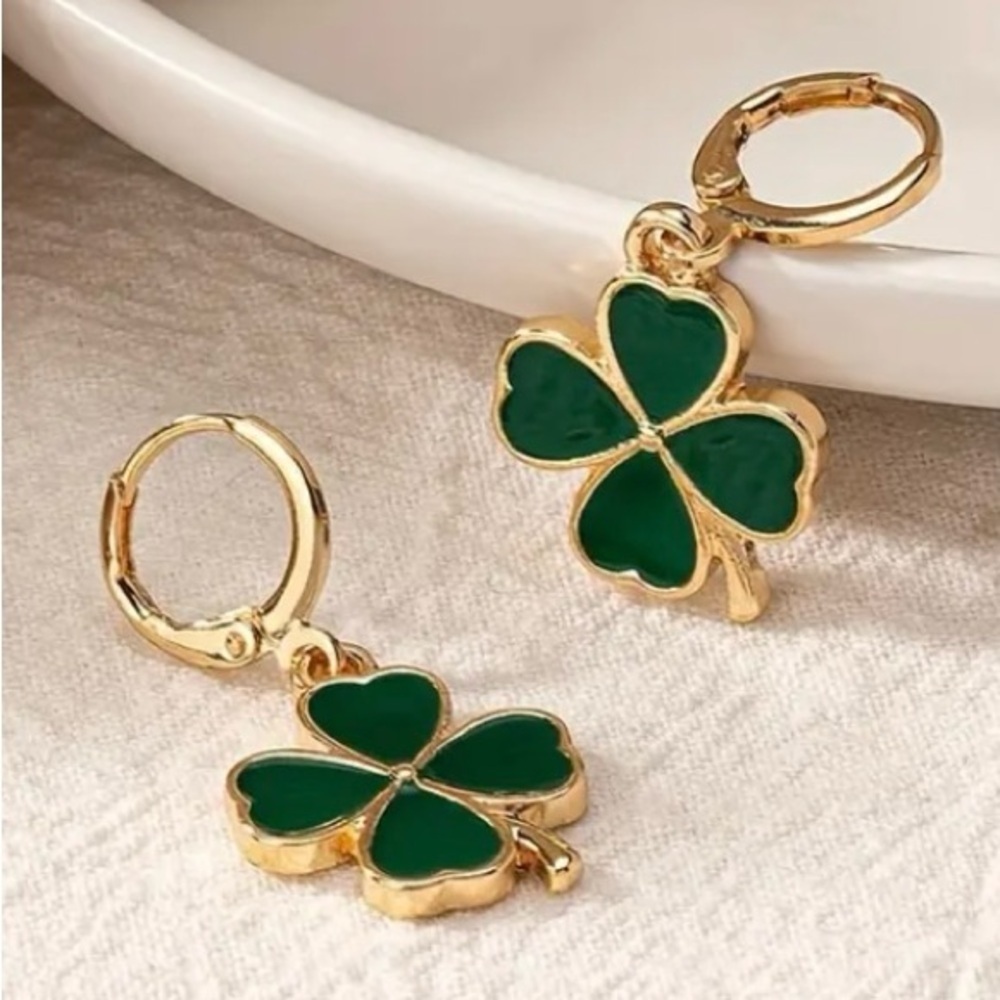 ✨Modcloth Paddy Green Shamrock Earrings